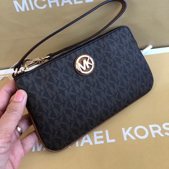 Michael Kors Handbags - 🌹Michael Kors Fulton Brown Wristlet 🌹